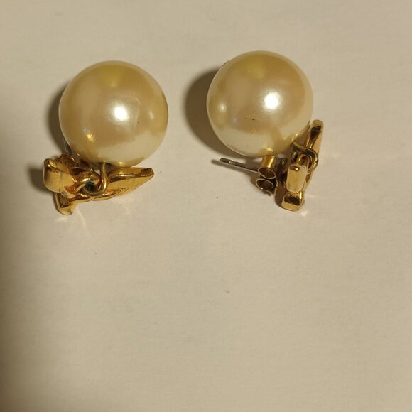 VINTAGE GOLD TONE AND FAUX PEARL CHAIN LINK BRACELET AND EARRING SET AVON - Picture 3 of 3